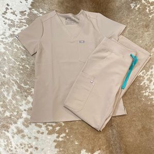 Figs Boulder set XS. Catarina top in XS with Cade Cargo in XS regular